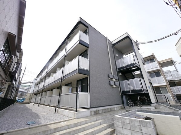 レオパレスプリムロウズの物件外観写真